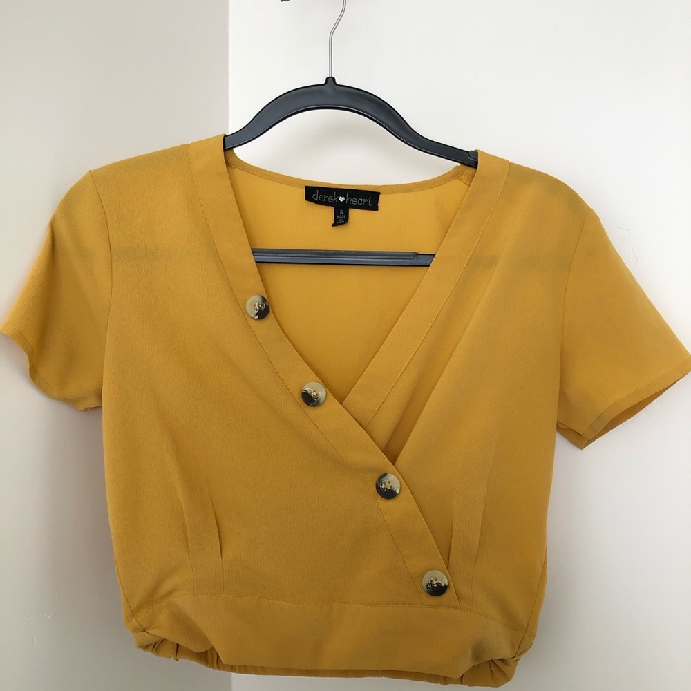 A bundle of 3, size small shirts 💓